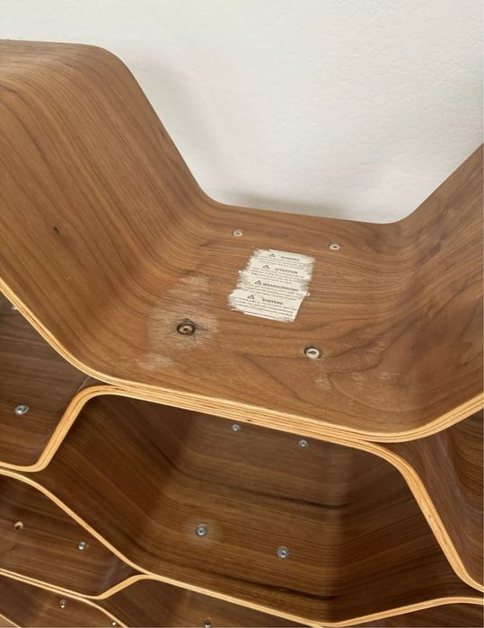 Biblioteca din stejar in forma de fagure