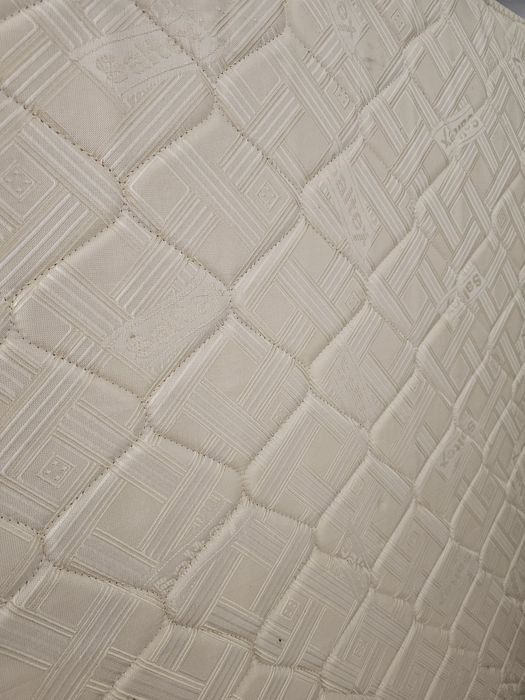 Dormitor: pat, saltea, 2 noptiere.