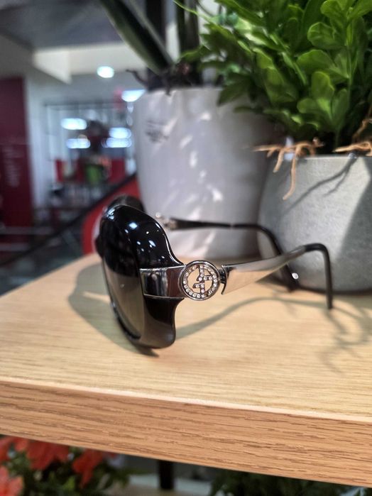 Продават се слънчеви очила на марката G.Armani