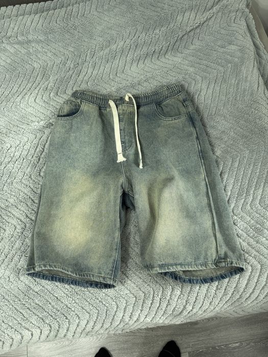 Jorts gri.