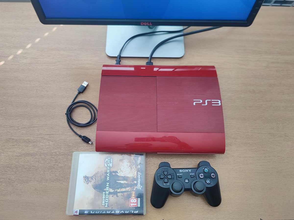 Playstation 3 Super Slim, със джойстик, кабели и подарък игра