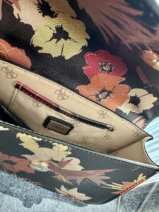 Чантичка Guess с цветя