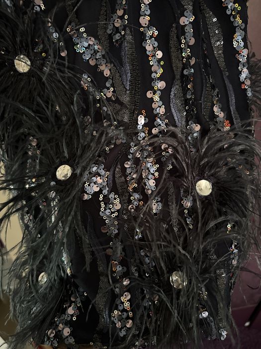 Тъмносиня рокля с пера и пайети