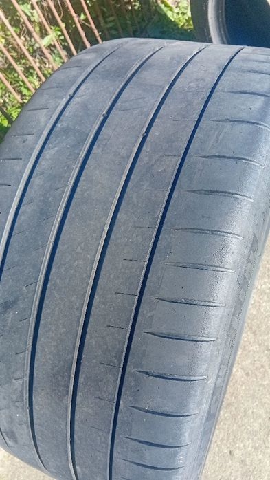 Vând 1 anvelope de  275 35 20, a 2 e cadou