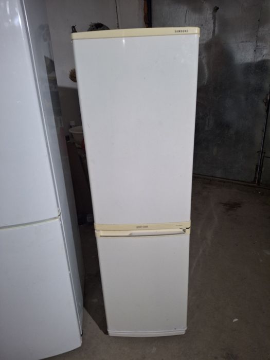 Холодильник Самсунг сатылады.