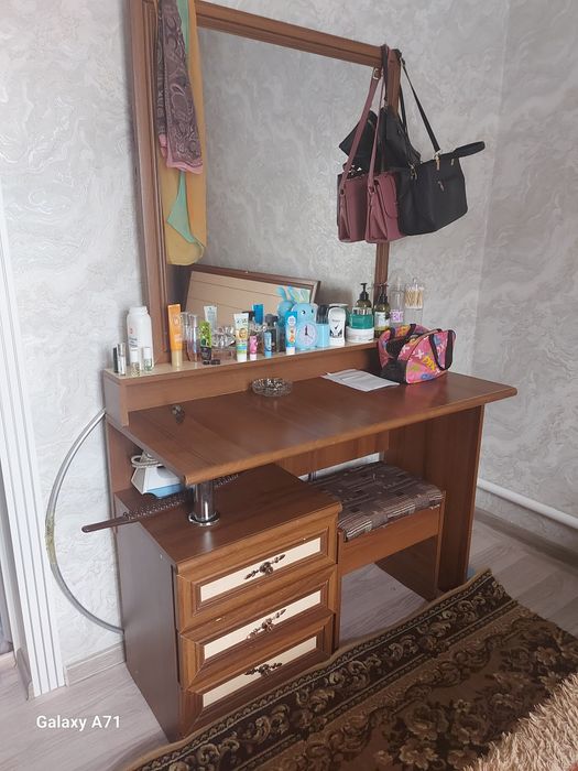 Продам трюмо коричневое