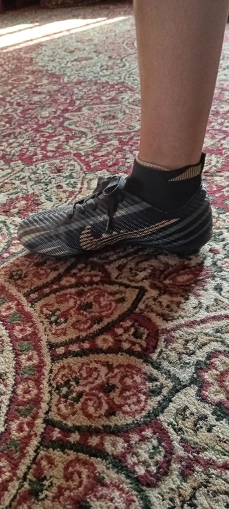 Butsi Nike oʻgʻil bolalar uchun razmer 38