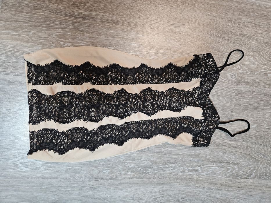 Бежова рокля Guess