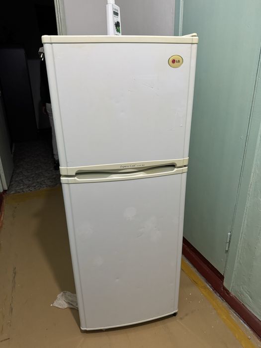 Холодильник LG работает