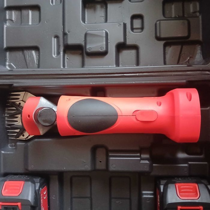 Masina de tuns oi pe 2 acumulatori, 48V,6000mAh,accesorii incluse,noua