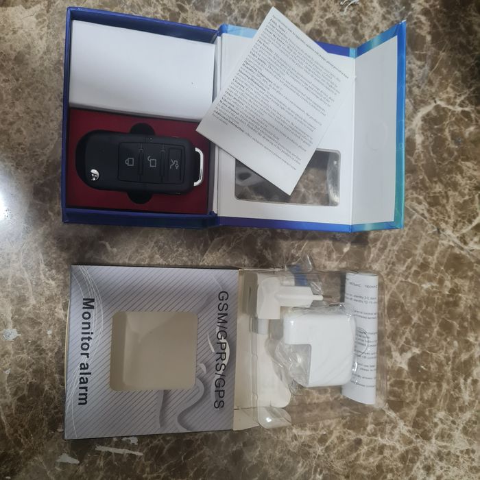 Set cheie auto  camera ascunsa + dispozitiv sim card - 2 buc...defecte