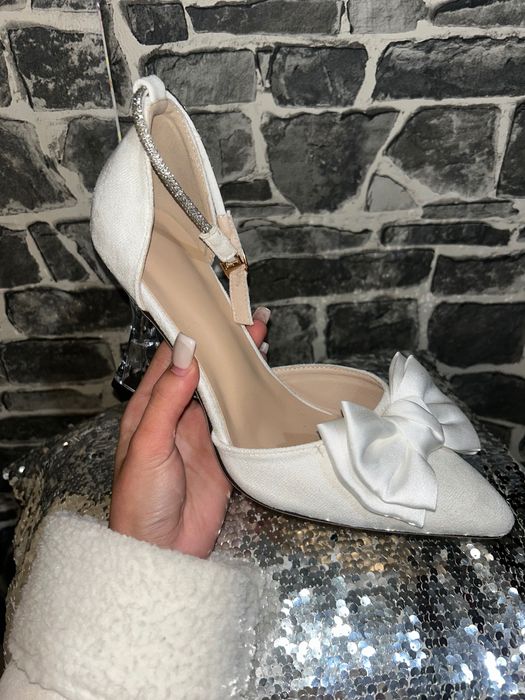 Елегантни дамски обувки на ток