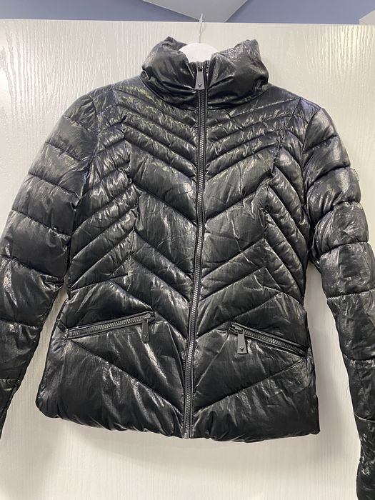 Промазано лъскаво зимно яке на Guess