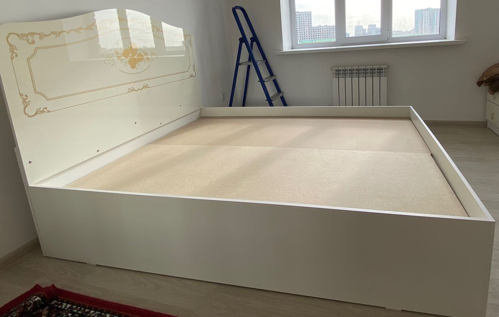 Спальный гарнитур состоит из 4 предмета