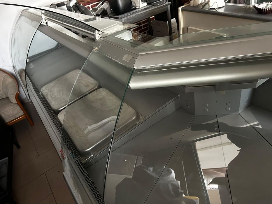 Vitrina orizontala cu colt