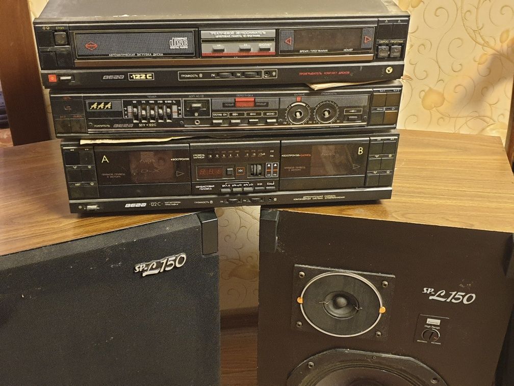 Продам аудио комплект (колонки усилитель  CD проигрыватель и магнитоф)