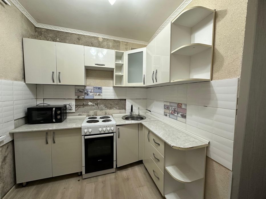 Продам кухнный гарнитур шкаф углавой