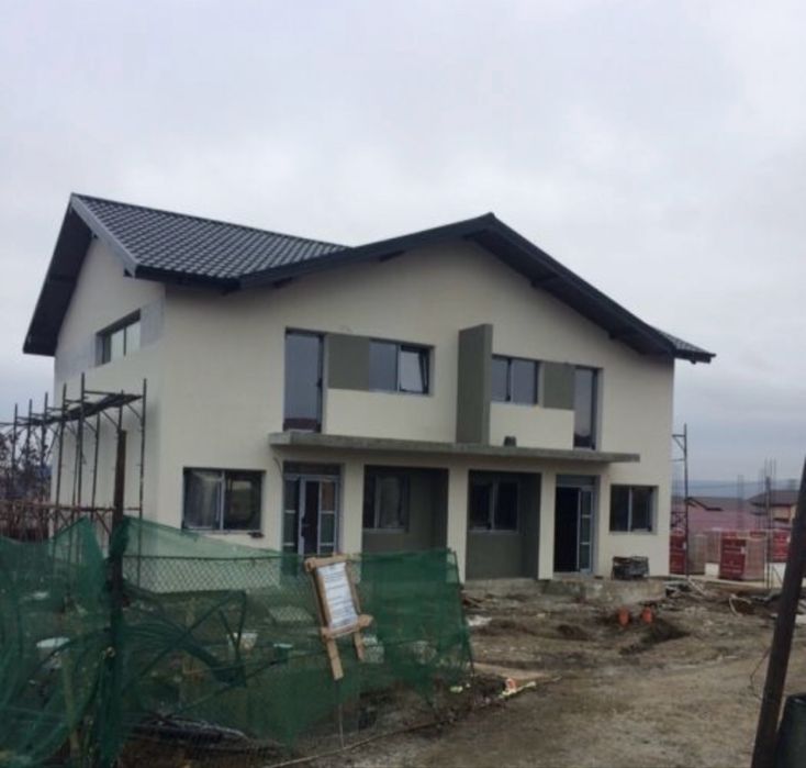 Execut case la rosu si interioare