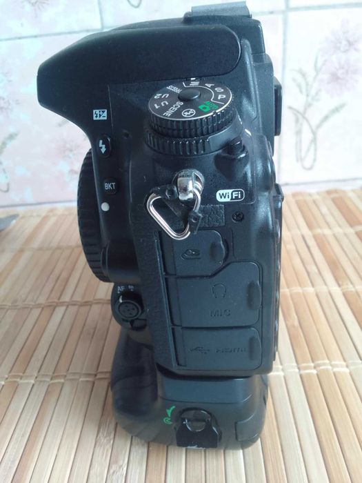 Vand Nikon D750  + Grip + 2 carduri SanDisk Extreme Pro 128 GB