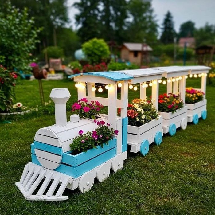 Acest minunat trenuleț Care transportă Florile dumneavoastră in gradin