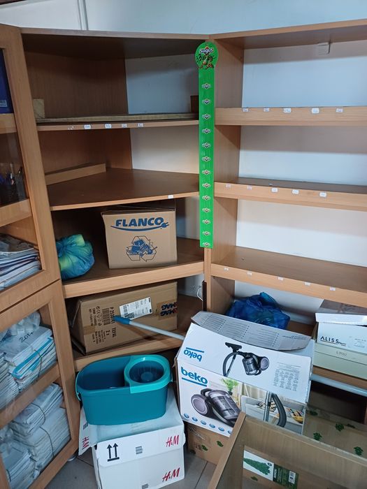 Vitrine și corpuri cu rafturi