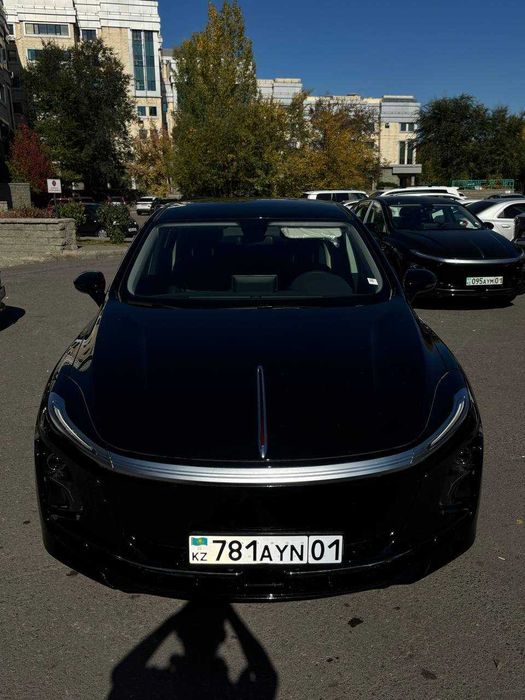 Hongqi E-QM5 2025 — аренда электрокара в Астане от 18 000 ₸
