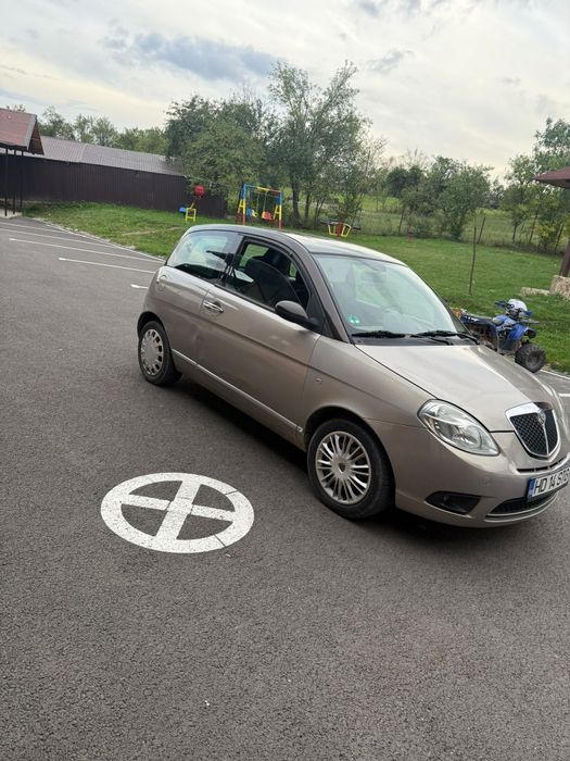 Vând sau schimb lancia ypsilon 2008