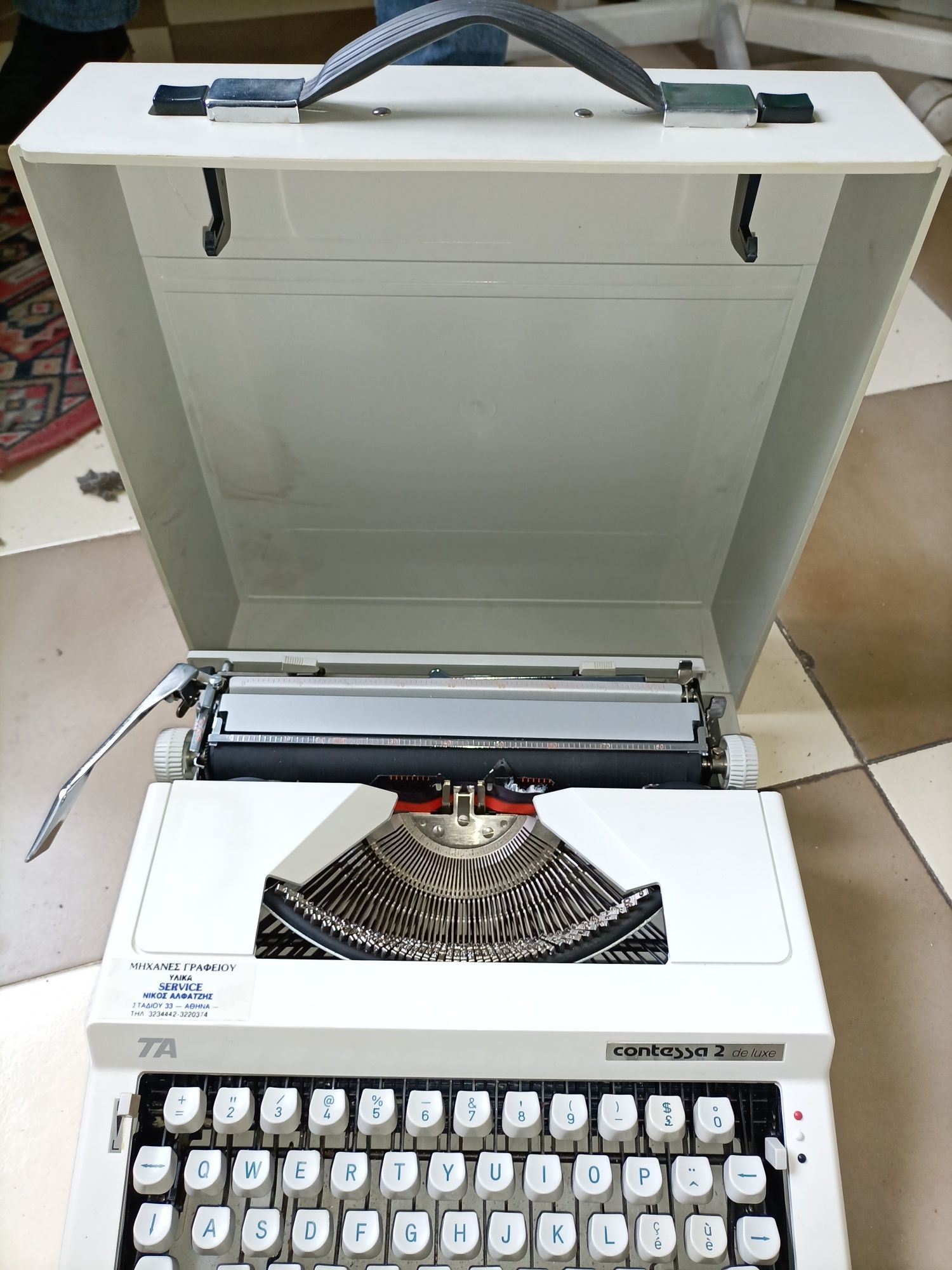 Пишеща машина контеса на латиница.