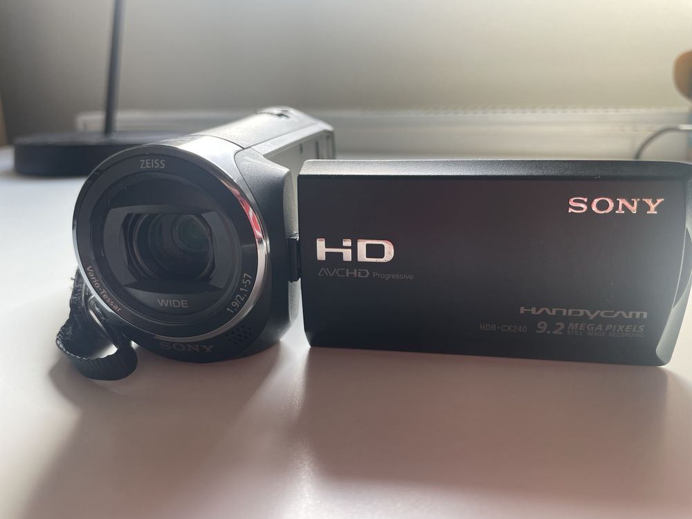 Handycam HDR-CX240E cu senzor CMOS