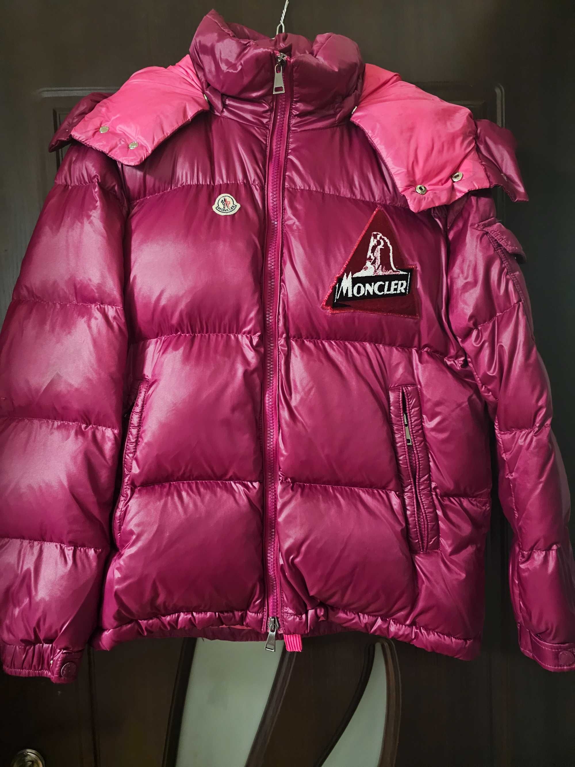 Geaca Moncler fuxia