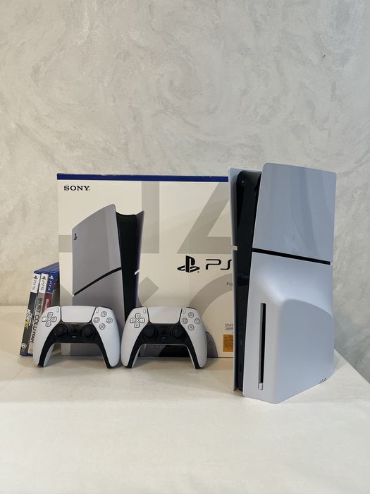 PlayStation 5 Slim 1 Tb + два геймпада