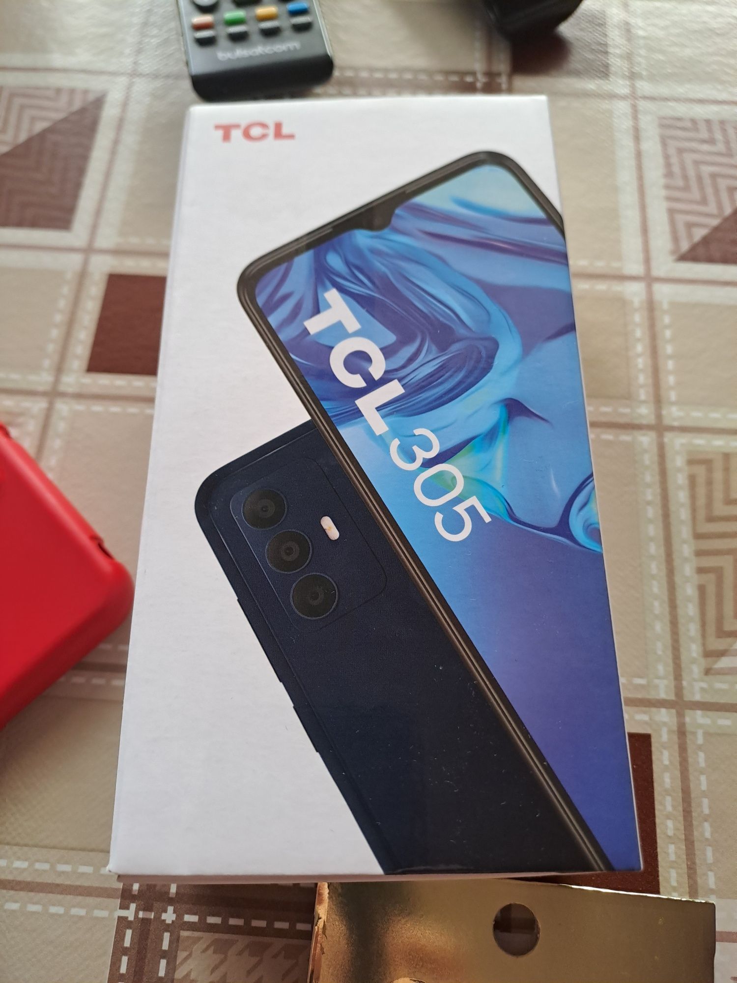 Телефон  TCL 305