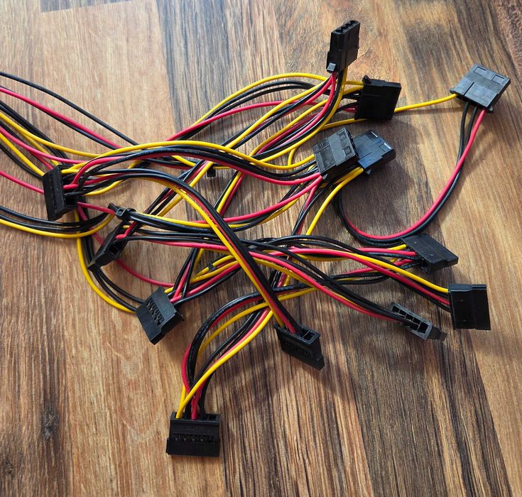 Захранване: T.F.SKYWINDINTL 2000W ATX