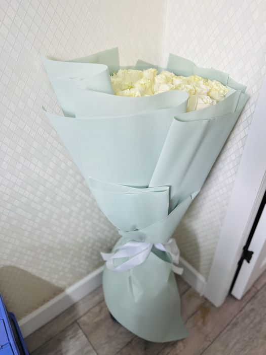 Цветы белые розы 35 шт