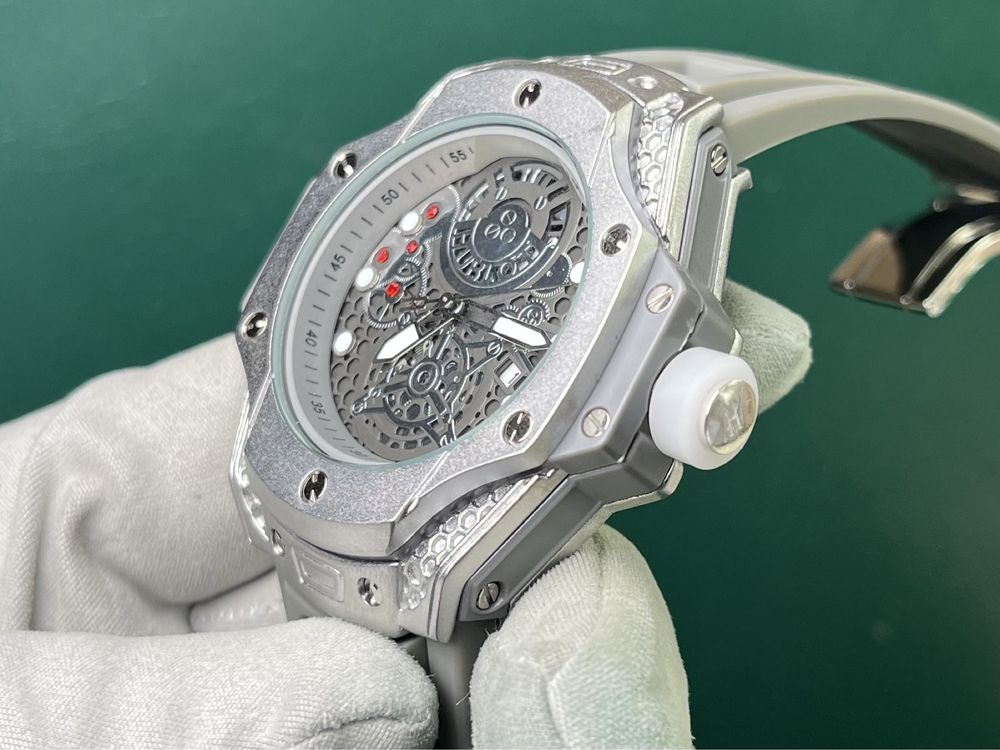 Часовник Hublot в Сиво