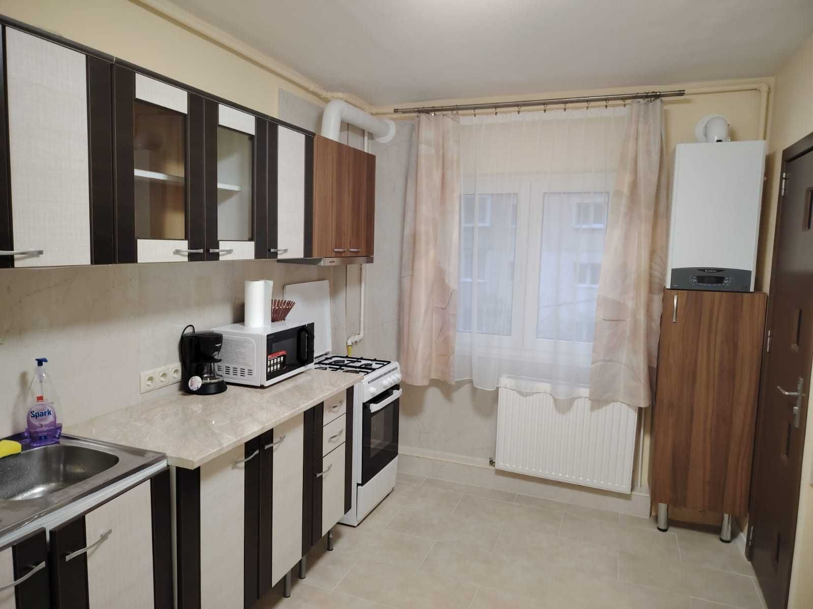 inchiriez apart. decomandat  2 camere-zona UM
