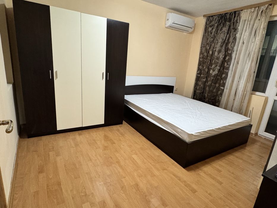 Спалня, хол с кухнерски бокс, две тераси, баня с тоалетна и мазе