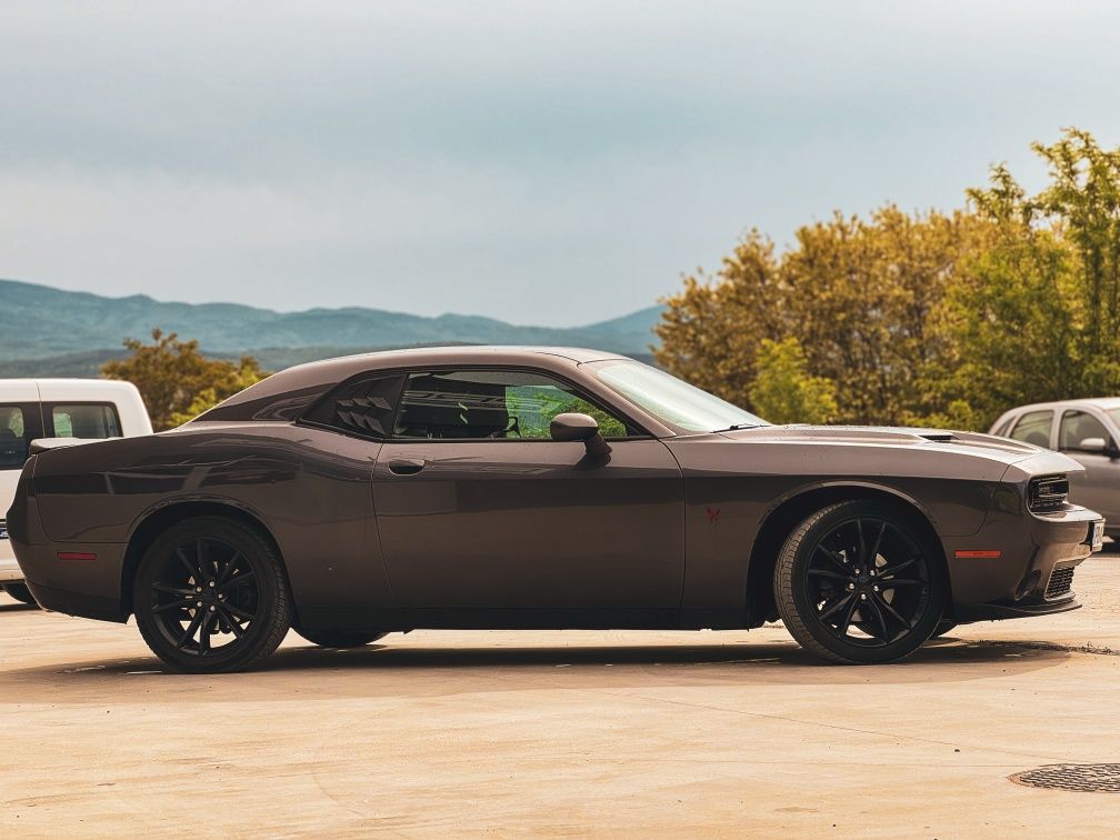 Кола под наем за балове Dodge Challenger