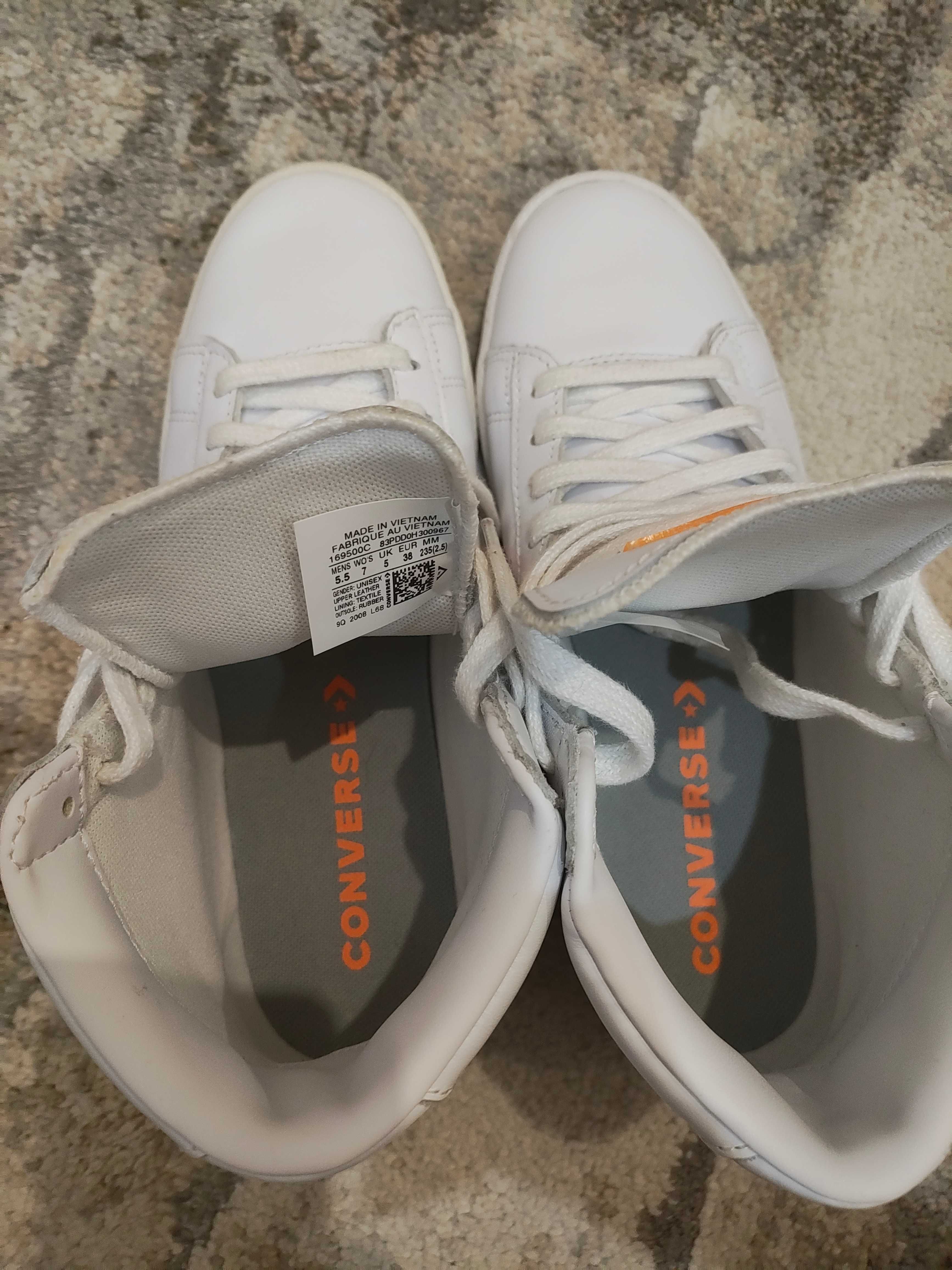 Дамски кецове Converse. В отлично състояние, обувани са веднъж!