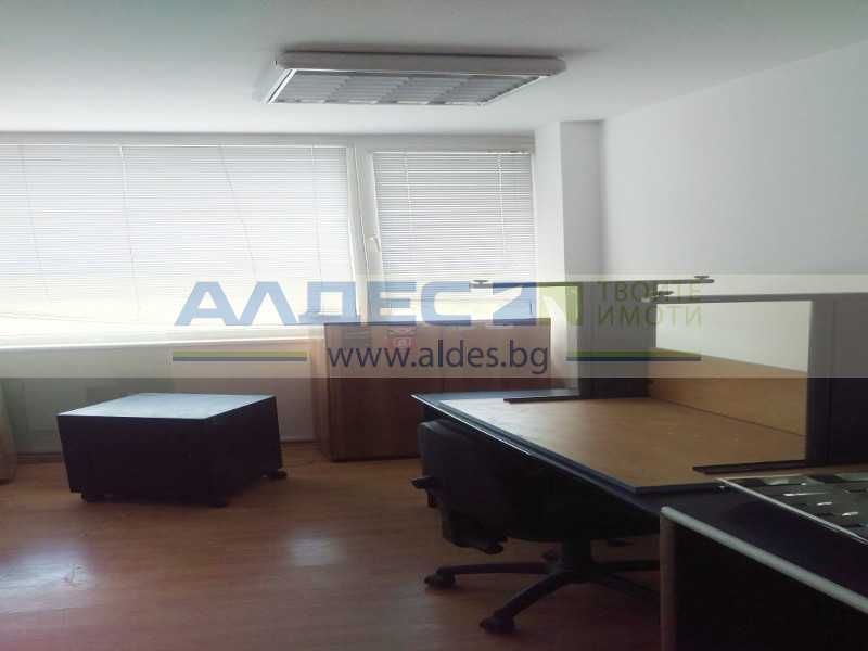 Продава се просторен офис в административна сграда в Орландовци!
