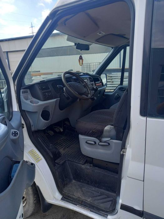 Ford Tansit 2.2L 6 locuri + marfa
