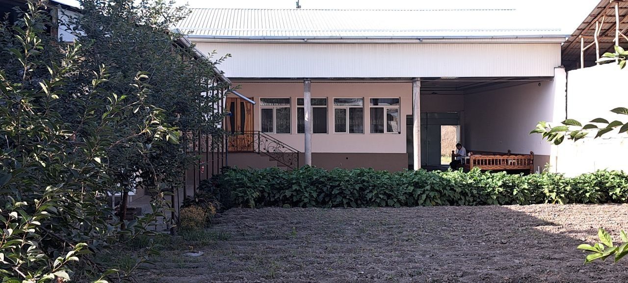 Hovli sotiladi 10 sotix