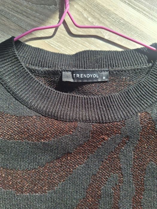 Черна вълнена блуза със златни-кафяв принт