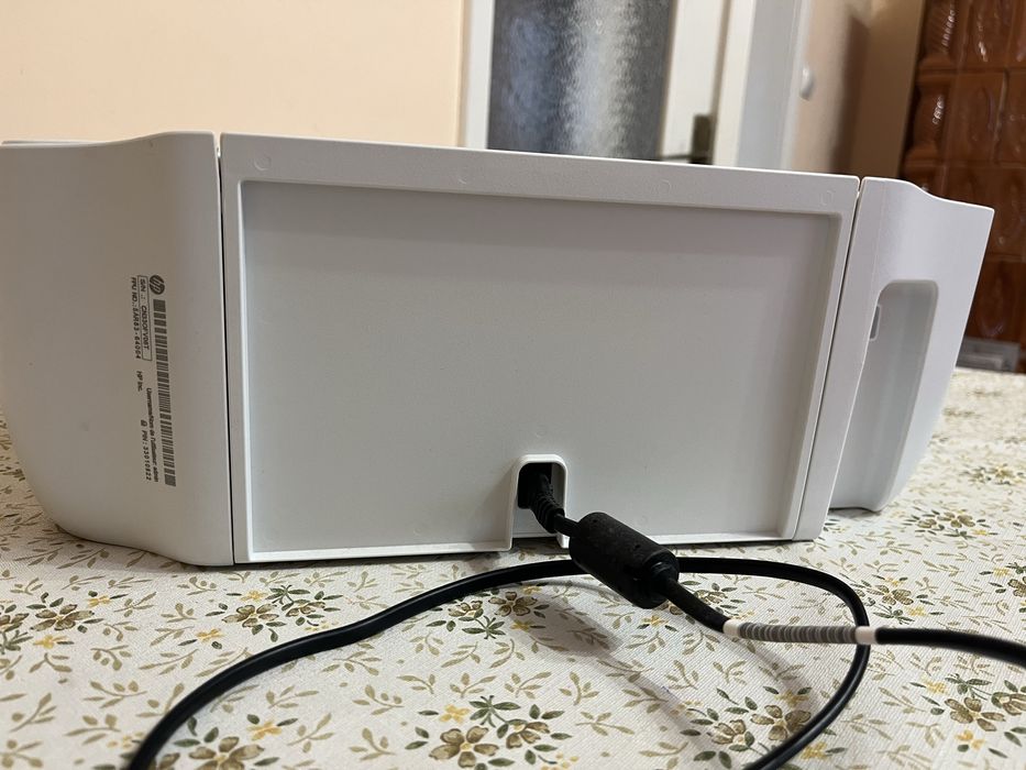 model multifuncțional HP DeskJet 2710e All-in-One.
