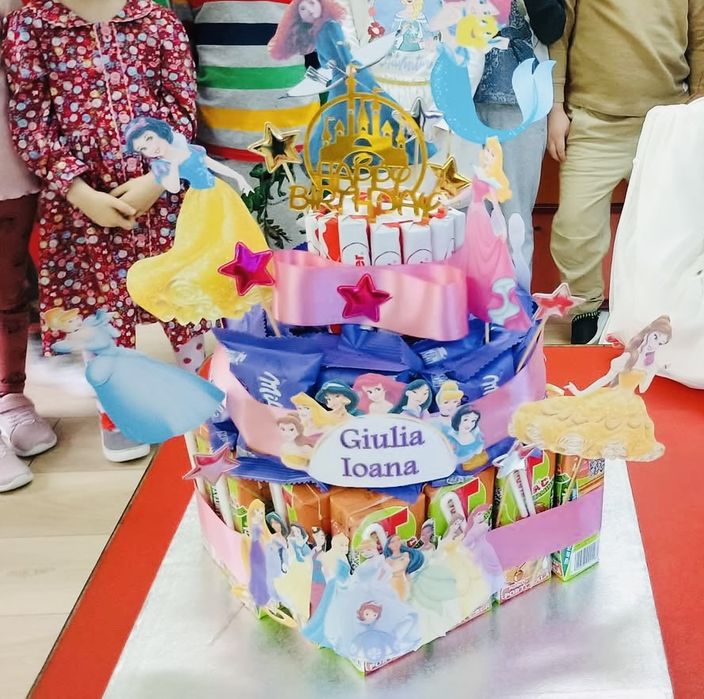 Tort din dulciuri ambalate