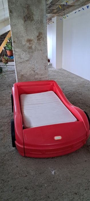 Pat în forma de masina