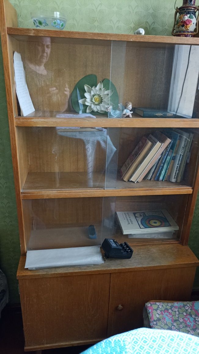 Продаются Сервант и книжный шкафчик, деревянный.