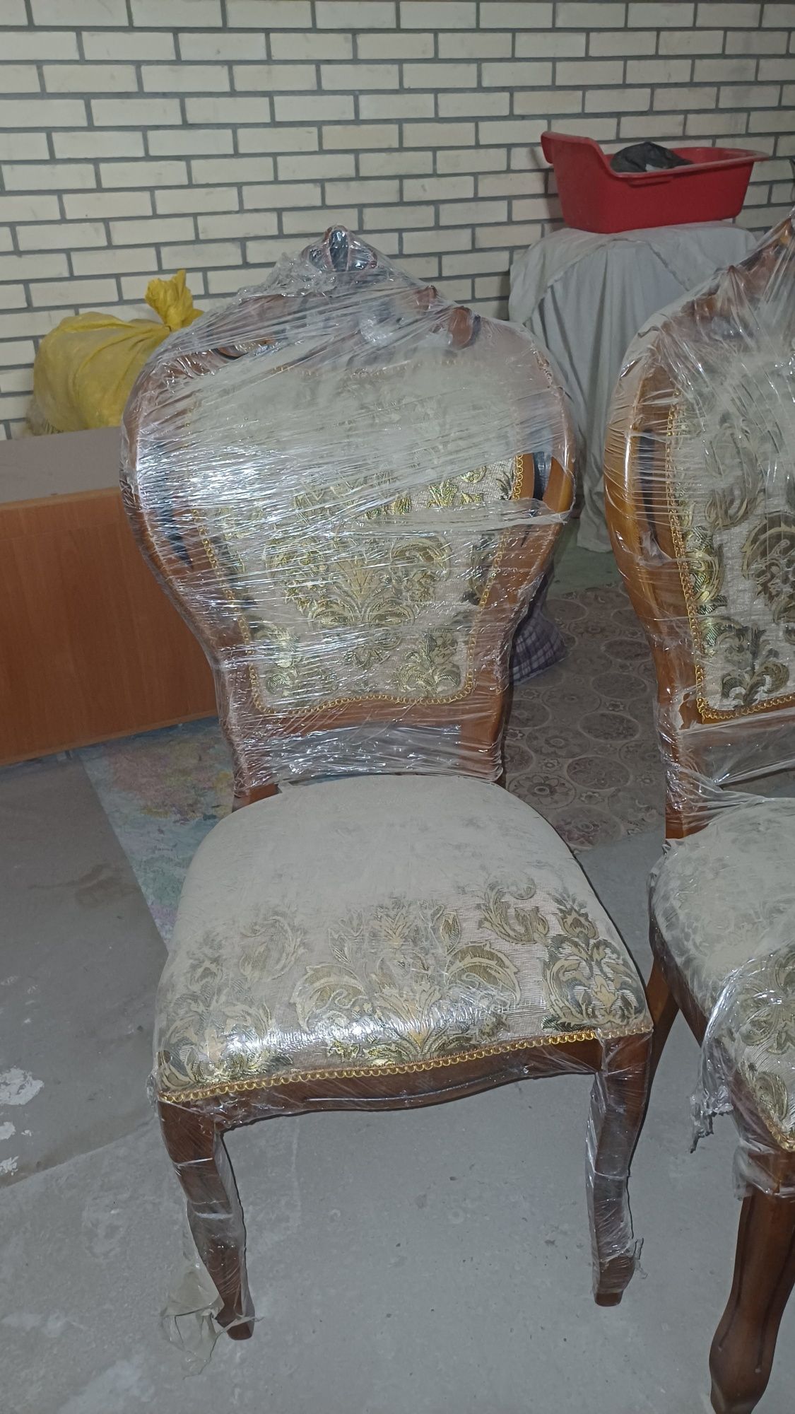 Стол и стулья для гостиной