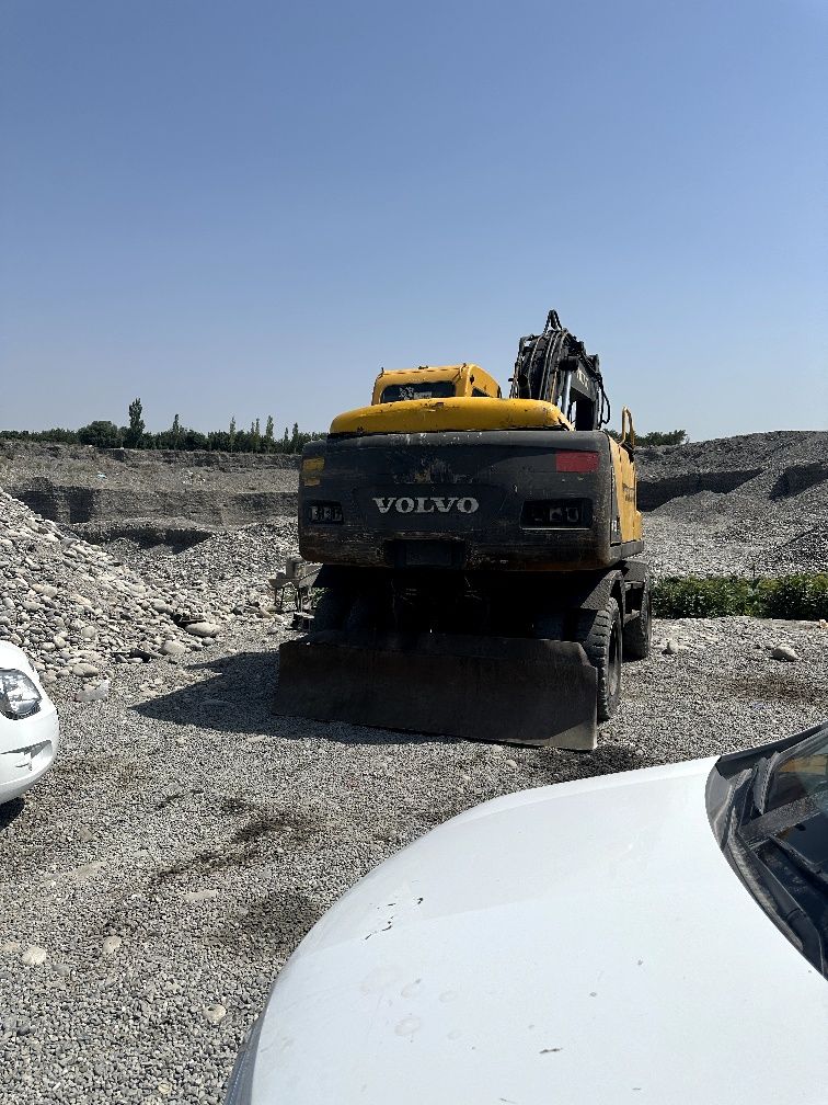 Ekskavator VOLVO 130 sotiladi 28000$