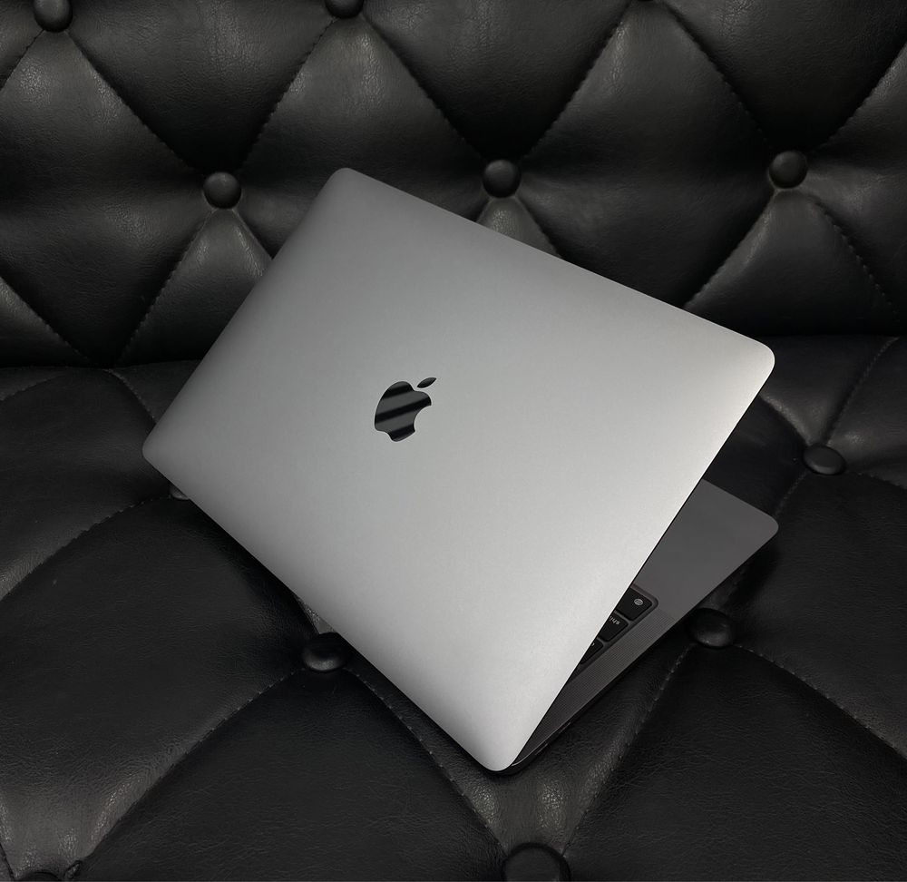 Apple MacBook Air M1 8/256 GB 2020 года в идеальном состоянии